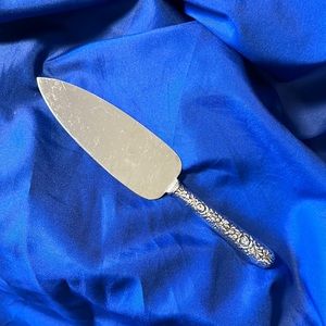 Repousse Roses Sterling Cheese/Pie Serve